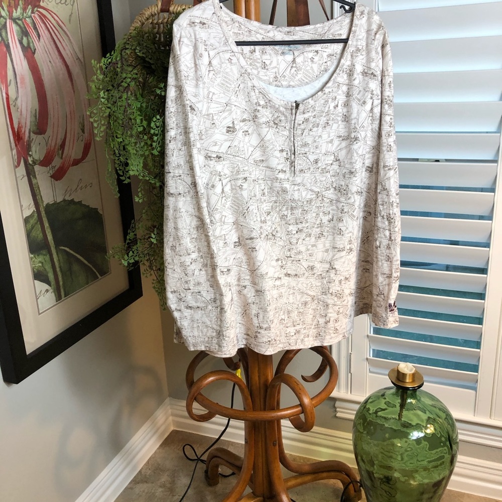 Knit long sleeve top.